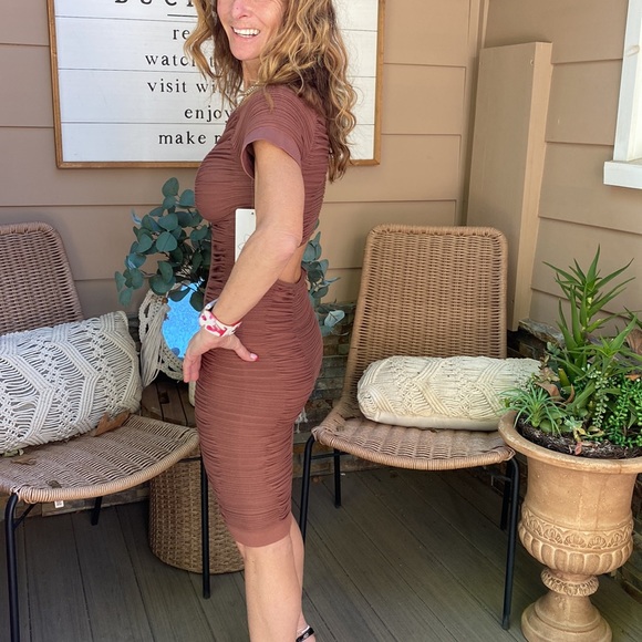 NWT Aura beautiful bodycon stretchy dress with beautiful ruching.Open sexy back - Picture 5 of 9